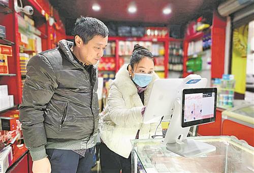 商户正在使用烟草智慧收银机TPS680 .jpg 商户正在使用烟草智慧收银机TPS680 .jpg
