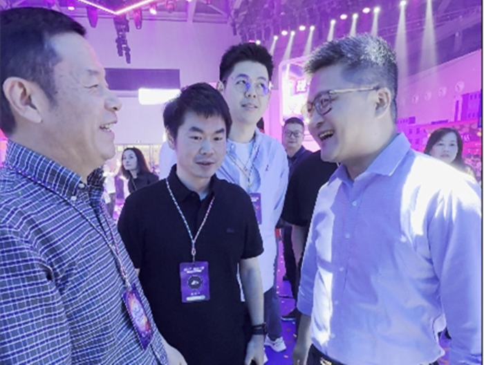 支付宝碰一下蚂蚁领导与何总_700副本.jpg